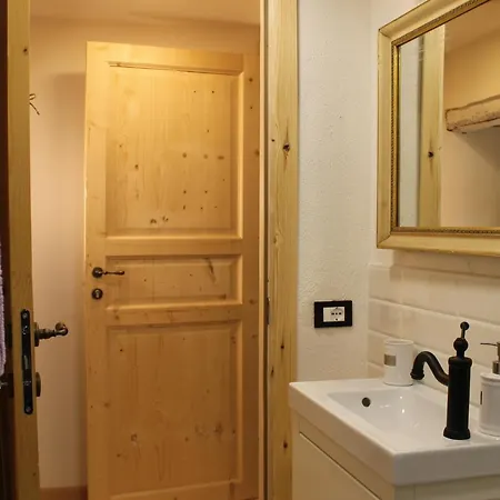 La Casetta Delle Ragazze Ribelli 게스트하우스 트라레고